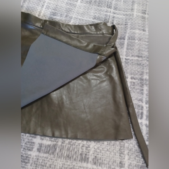 Twenty To Seven Olive Faux leather Short skirt Belted sz L - Picture 4 of 10